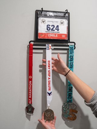 Expositor Colgador de Medallas y Dorsales Running