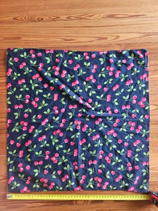 Pañuelo con Estampado de Cerezas