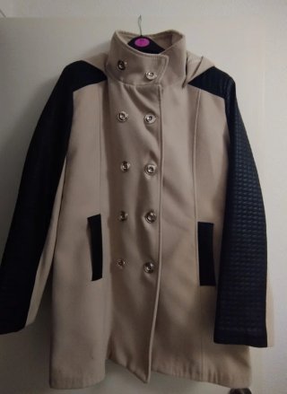 Abrigo corto beige y negro