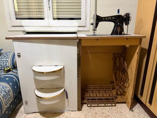 Máquina de coser vintage Alfa con mueble