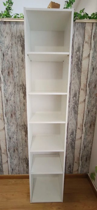 Estantería de madera blanca