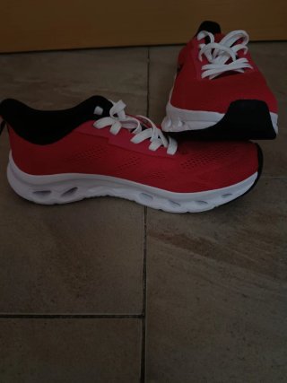 -Zapatillas de deporte rojas y blancas.