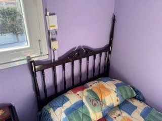 Dormitorio: 2 Camas 90cm, Mesilla y Armario