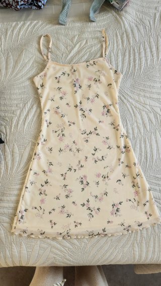 Vestido corto amarillo con estampado floral