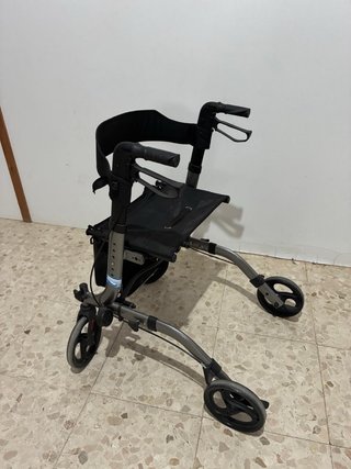 Andador para personas mayores En buen estado