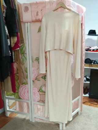 Vestido largo beige con torera