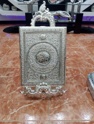 Figura Decorativa Plateada con Relieve