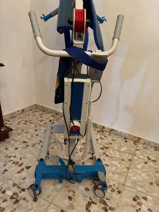 Grúa elevadora para persona con movilidad reducida