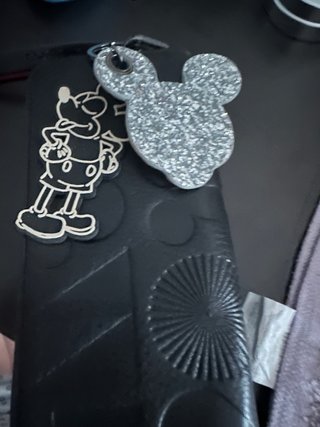 Cartera Negra con Llaveros de Mickey