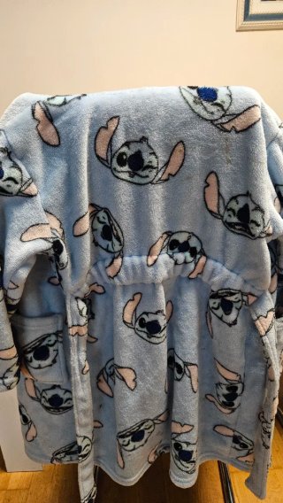 Bata de niña con estampado de Stitch