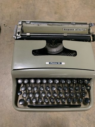 Máquina de escribir Hispano Olivetti Pluma 22