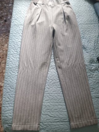 Pantalón de vestir gris con rayas blancas