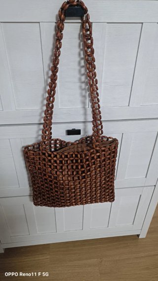 Bolso de mano con cuentas de madera