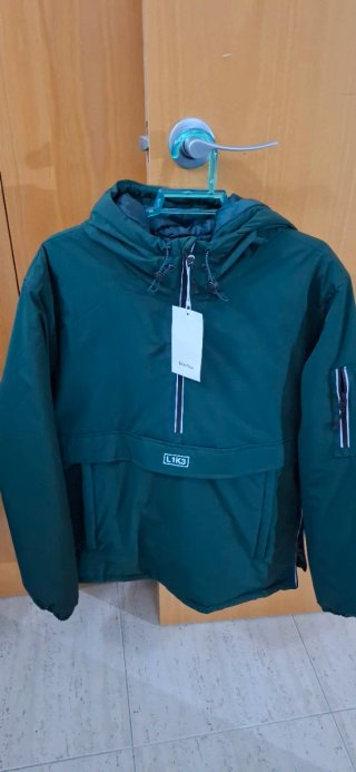 Chaqueta caliente.  Verde con Capucha a estrenar