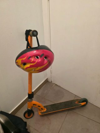 Patinete Naranja con Casco