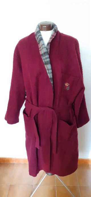 Bata de hombre roja