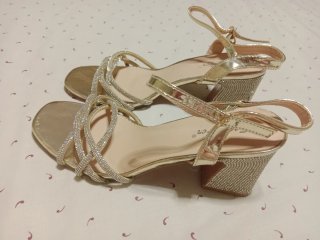 Sandalias de fiesta doradas con tacón