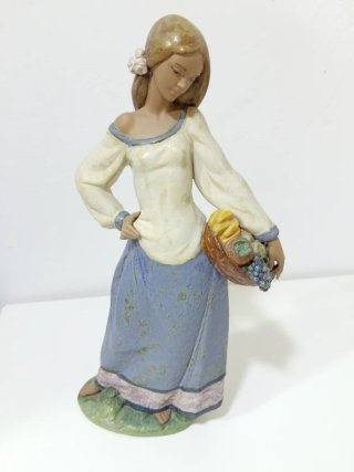 Figura Lladró Mujer con Cesta de Fruta