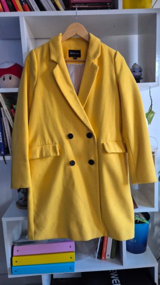Abrigo de paño amarillo Stradivarius