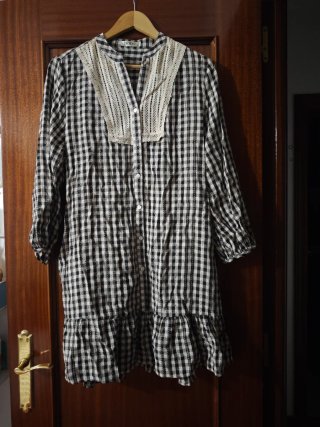Vestido de cuadros con detalle de encaje