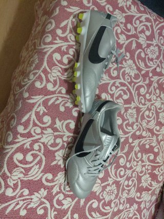 Botas de fútbol Nike plateadas