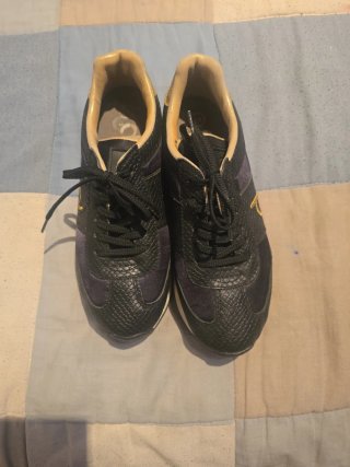 Zapatillas DUUO Negras y Doradas Talla 40. Piel
