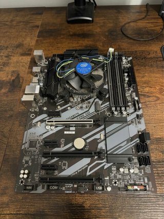 Placa Base Gigabyte Z390 UD e Processore