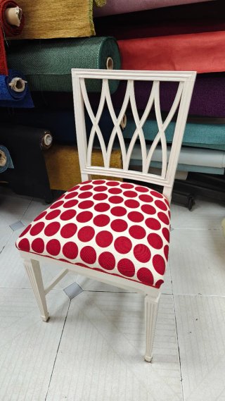 Silla de Madera con Tapizado de Lunares