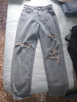 Pantalón vaquero azul con rotos