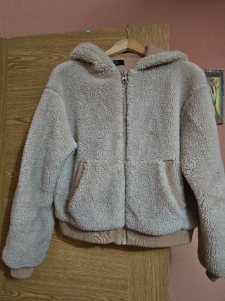 Chaqueta de pelo beige con capucha