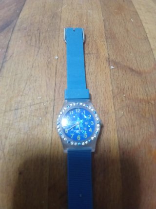 Reloj Azul con Detalles Brillantes