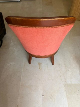 Sillón/Calzadora Clásico de Madera y Tapizado Cora