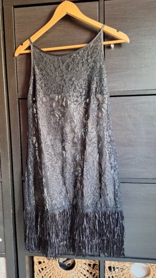 Vestido de fiesta negro con flecos