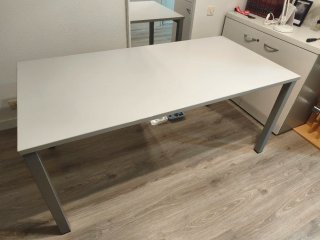 Mesa de oficina blanca con silla y cajonera