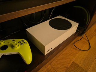 Xbox Series S con controller e cuffie