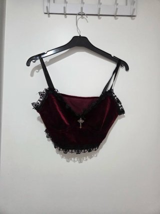 Top de terciopelo granate estilo gótico