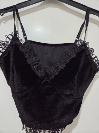 Top de terciopelo negro con encaje