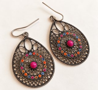 Pendientes largos estilo étnico con piedras