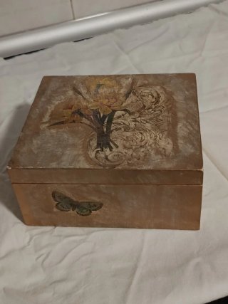 Caja de madera decorada a mano