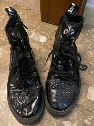 Botas negras con detalles de Mickey