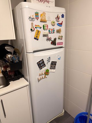 Nevera Indesit Blanca en funcionamiento