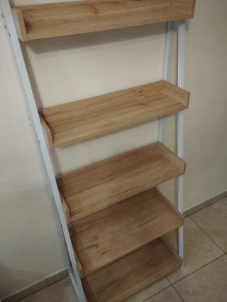 Estantería de madera y metal