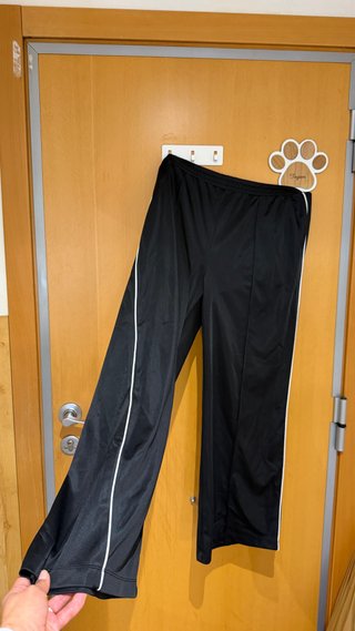 Pantalón deportivo negro con rayas blancas