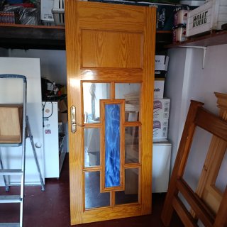 Puerta Interior de Madera con Vidriera