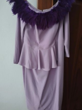 Vestido de fiesta morado con plumas