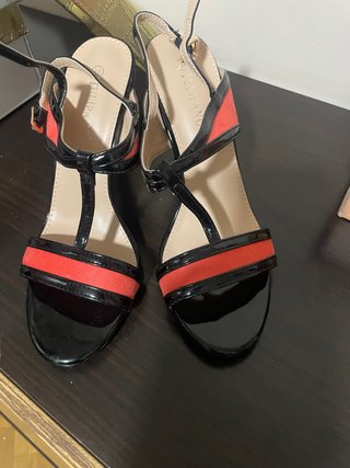 Sandalias de tacón Tulipano negras y rojas