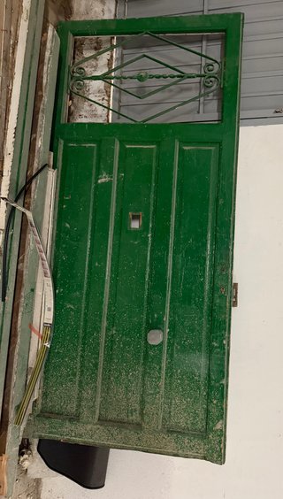 Puerta verde de madera antigua