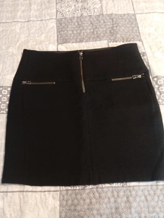 Falda negra con cremalleras