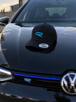 Gorra negra con logo R bordado Volkswagen.