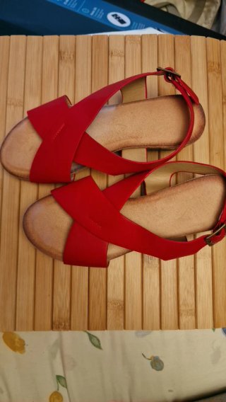 Sandalias Rojas con Tiras Cruzadas